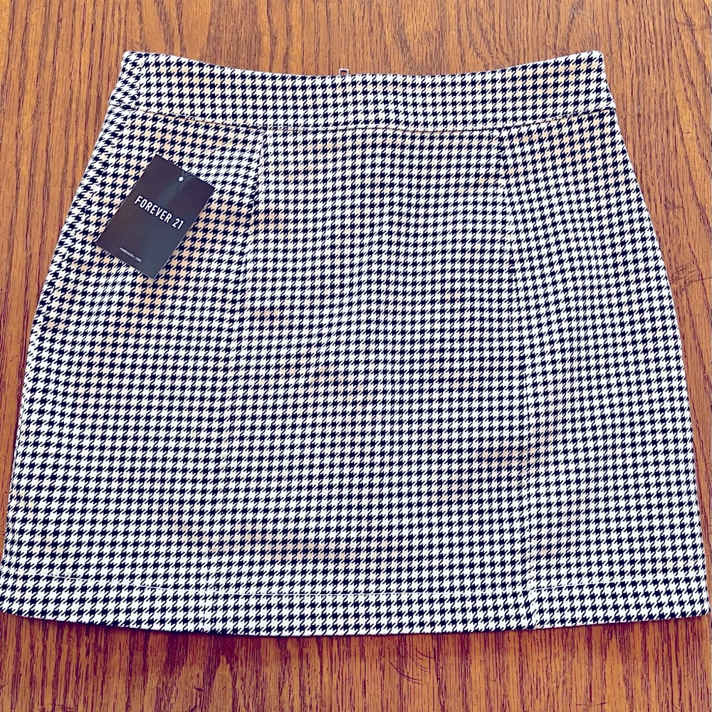 Forever 21 black and white houndstooth mini skirt